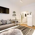 Urban Vibes - Chic On Smardan Street *