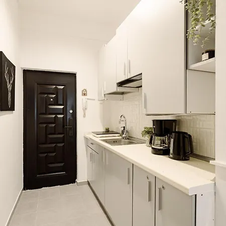 Urban Vibes - Chic On Smardan Street *