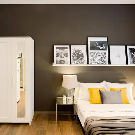 Urban Vibes - Chic On Smardan Street Apartment