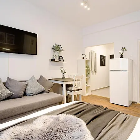 Urban Vibes - Chic On Smardan Street *