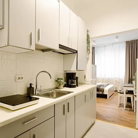 Urban Vibes - Chic On Smardan Street Apartment