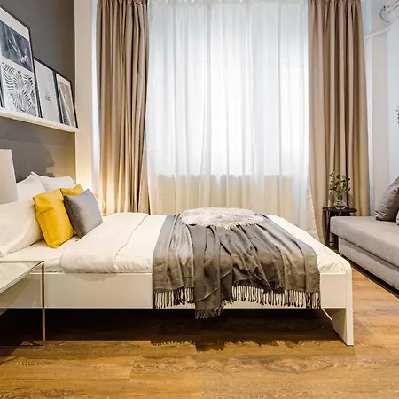 Urban Vibes - Chic On Smardan Street Apartment