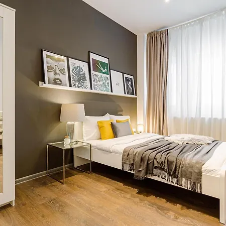 Urban Vibes - Chic On Smardan Street *