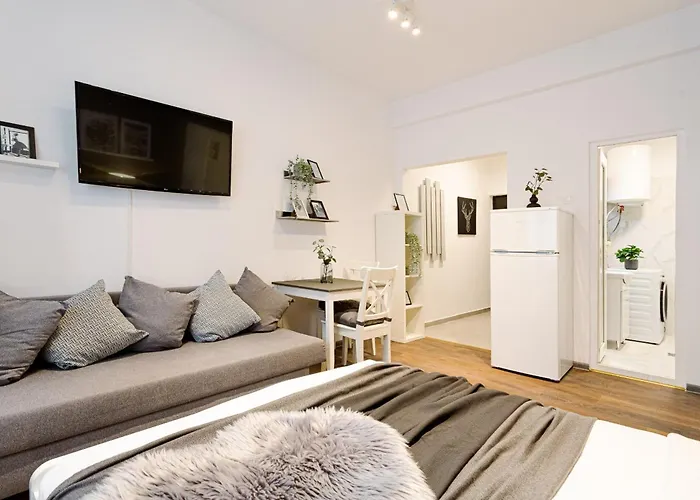 Urban Vibes - Chic On Smardan Street *