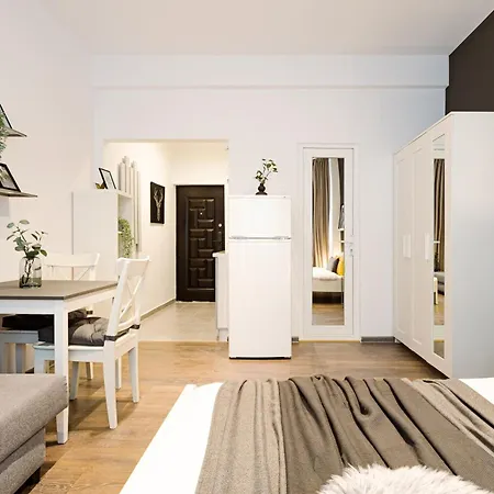 Urban Vibes - Chic On Smardan Street *