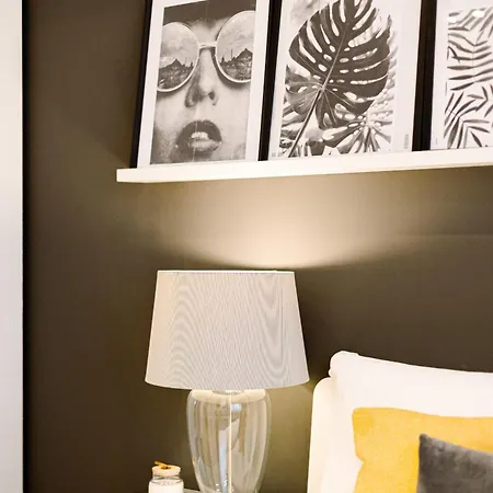 Urban Vibes - Chic On Smardan Street *