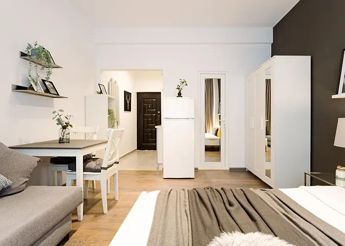 Urban Vibes - Chic On Smardan Street *