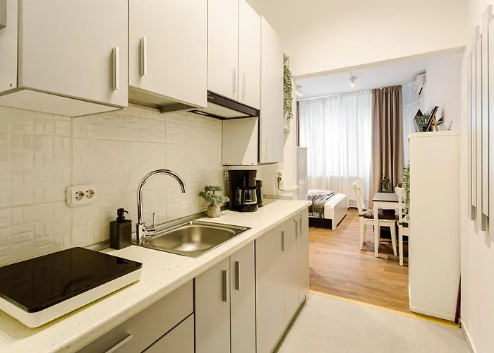 Urban Vibes - Chic On Smardan Street