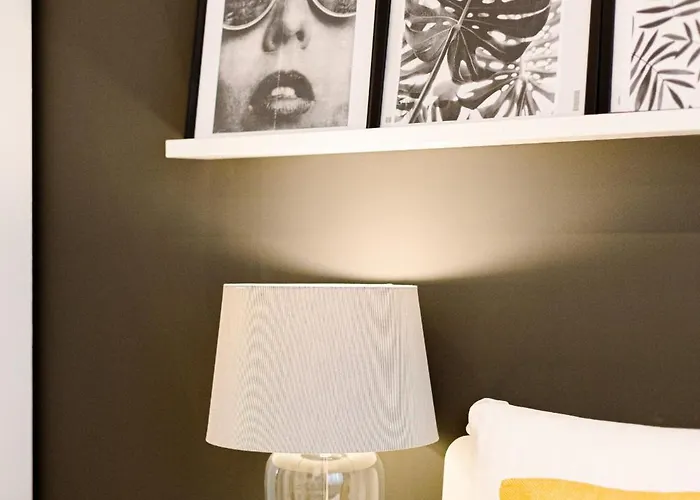 Urban Vibes - Chic On Smardan Street *