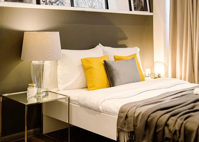 Urban Vibes - Chic On Smardan Street